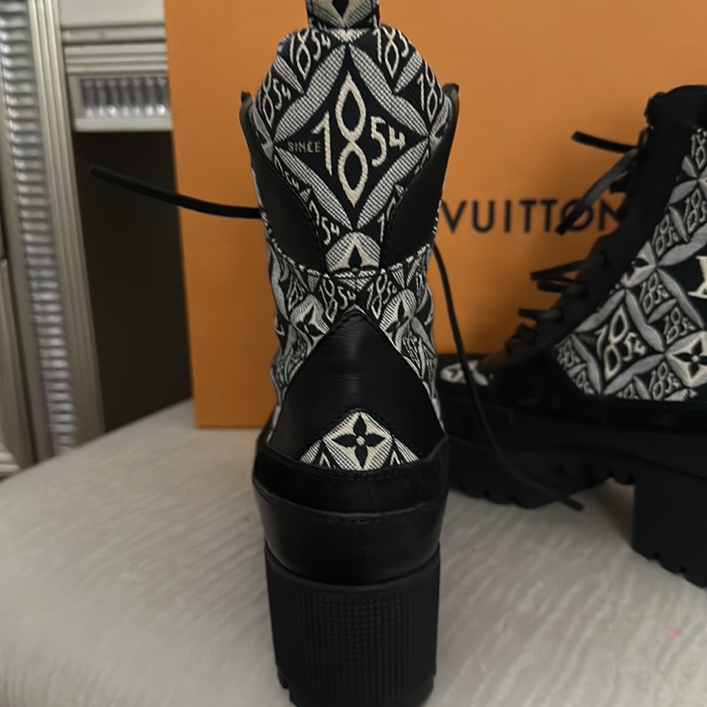Louis Vuitton
Lauréate leather boots size 37.5 - Picture 6 of 9